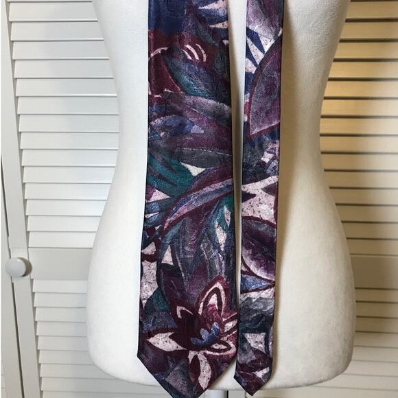 Camden Court Floral Classic Wide Mens Necktie - Picture 4 of 5